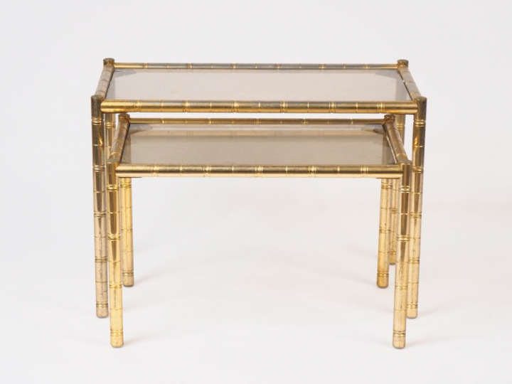 Suite de deux tables d'appoint en métal doré à l'imitation du bambou e