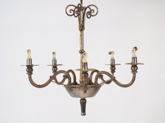 Vente aux enchères Lustre XXème en métal et métal argenté, éclairant à cinq lumières. H, 