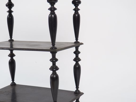 Guéridon de style italien fin XIXème en marqueterie et placage de bois