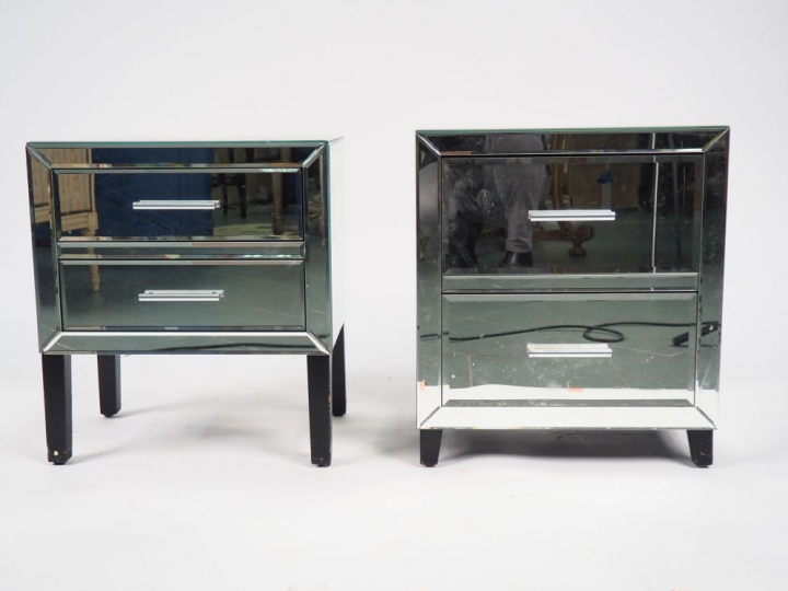 Deux chevets modernes en bois et verre, ouvrant à deux tiroirs. Dim 51