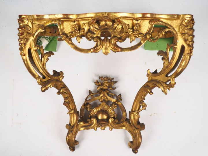 Console  XVIIIème en bois mouluré, sculpté et doré, à décor de coquill