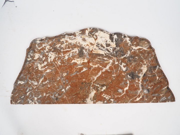 Console  XVIIIème en bois mouluré, sculpté et doré, à décor de coquill