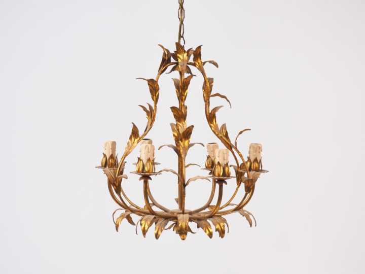 Lustre en tôle dorée, à décor feuillagé, éclairant à six lumières. Dim
