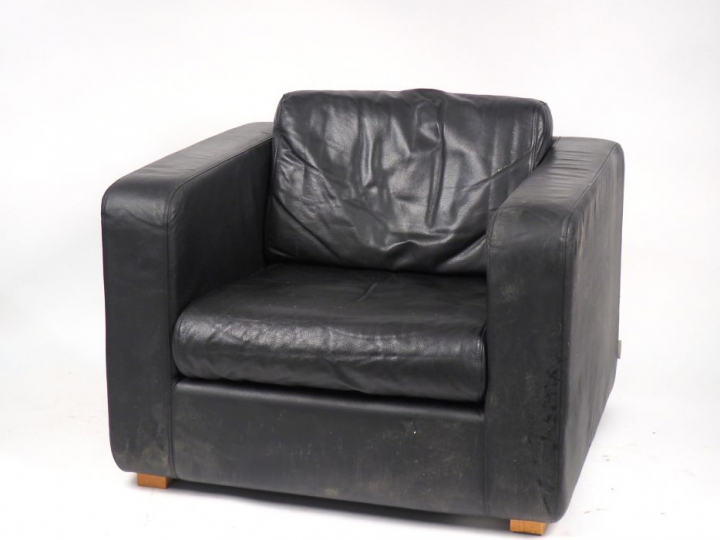 Paire de larges fauteuils modernes en cuir noir. Dim. 70 x 101 x 90 cm