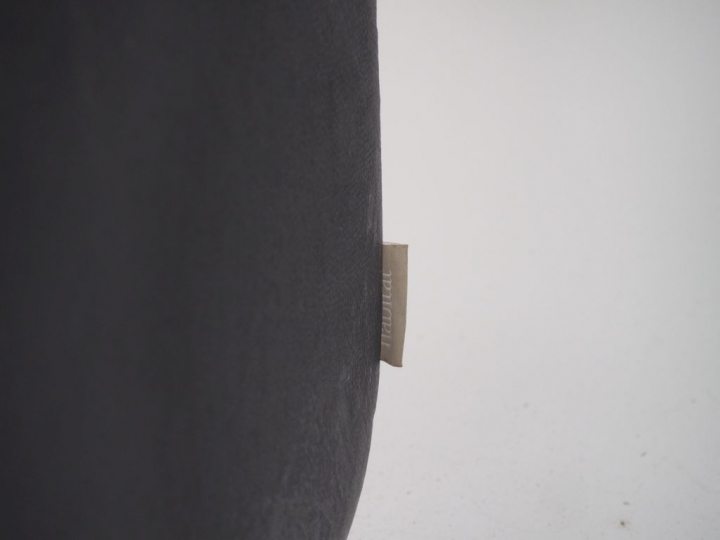 Paire de larges fauteuils modernes en cuir noir. Dim. 70 x 101 x 90 cm