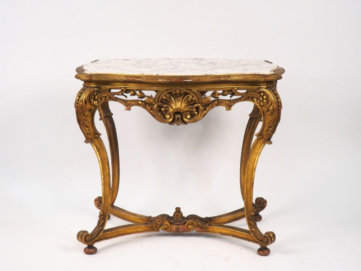 Table de milieu de style Louis XV en bois mouluré, sculpté et doré, à 