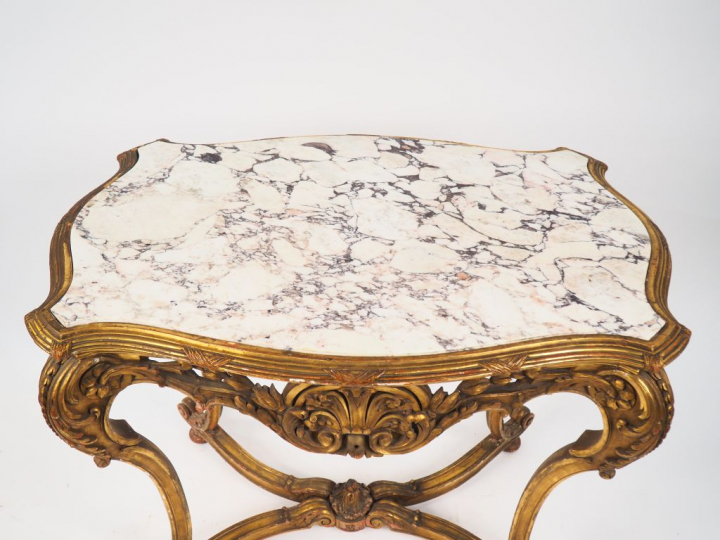 Table de milieu de style Louis XV en bois mouluré, sculpté et doré, à 