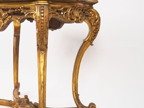 Table de milieu de style Louis XV en bois mouluré, sculpté et doré, à 