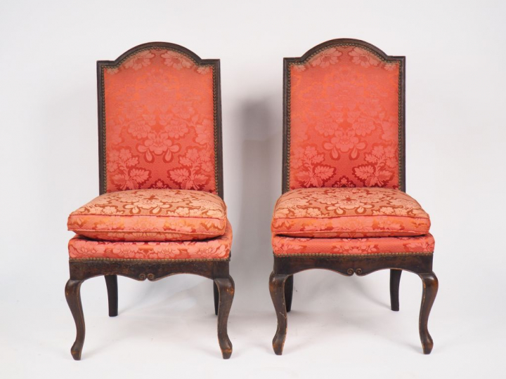 Paire de chaises Louis XV en bois naturel mouluré et sculpté, garnitur