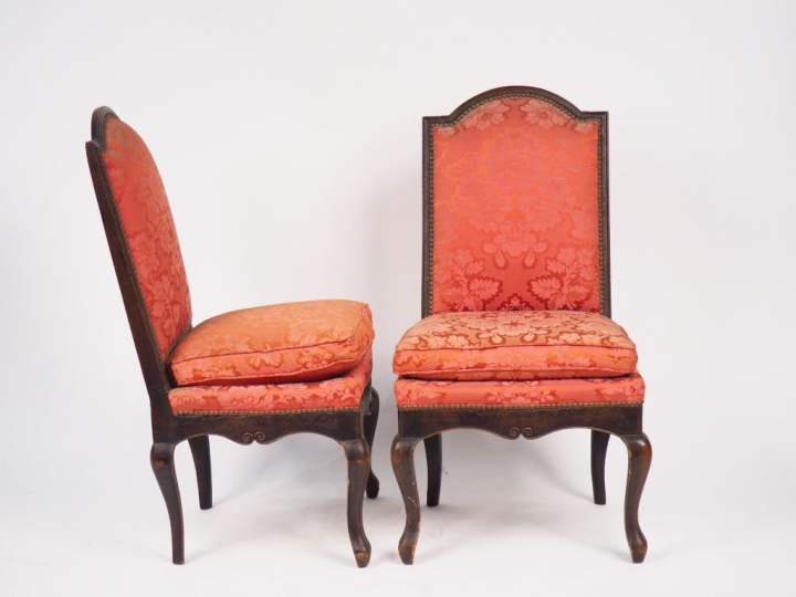 Paire de chaises Louis XV en bois naturel mouluré et sculpté, garnitur