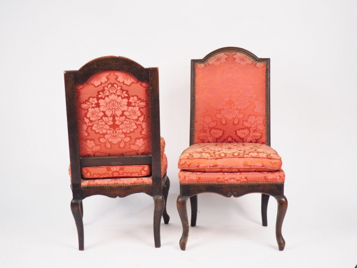 Paire de chaises Louis XV en bois naturel mouluré et sculpté, garnitur