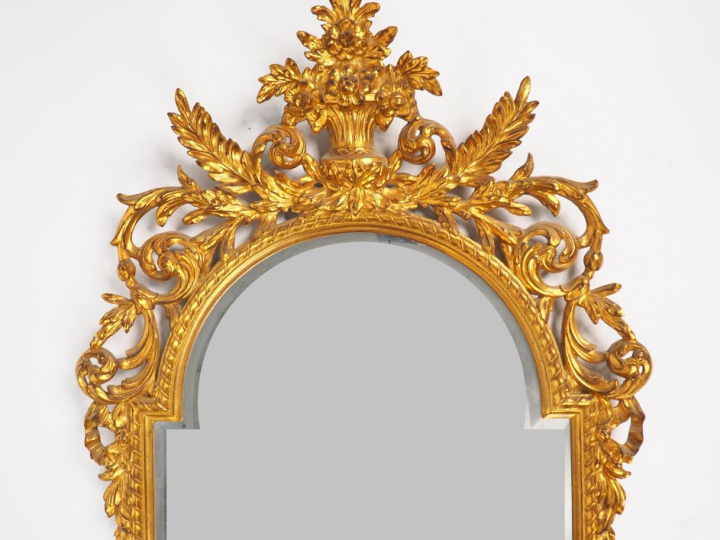 Glace moderne de style Louis XVI en bois sculpté et doré, à décor ajou