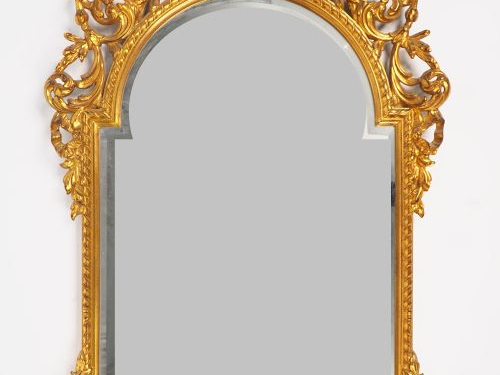 Glace moderne de style Louis XVI en bois sculpté et doré, à décor ajou