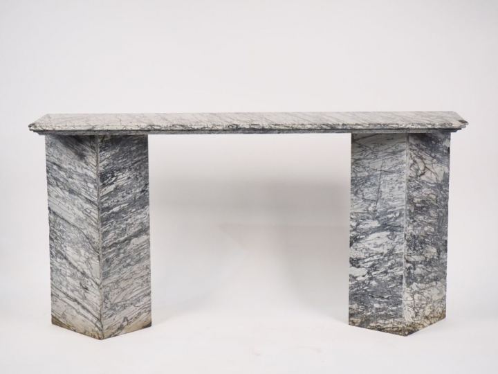 Console moderne en marbre gris. Dim. 86 x 172 x 40,5 cm (un pied resta