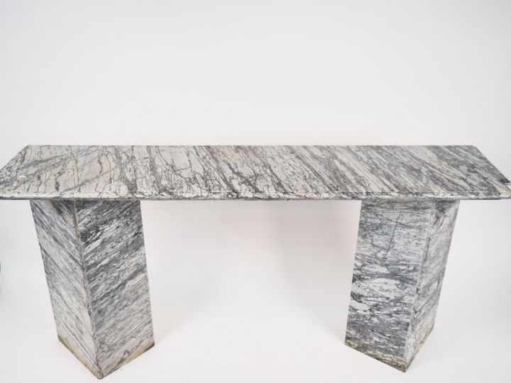 Console moderne en marbre gris. Dim. 86 x 172 x 40,5 cm (un pied resta