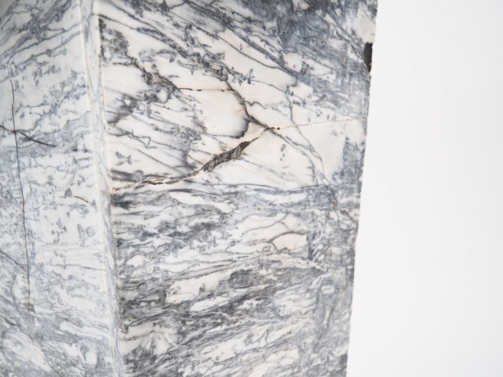 Console moderne en marbre gris. Dim. 86 x 172 x 40,5 cm (un pied resta