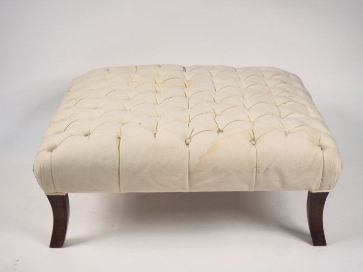 Grand pouf XXème en bois et velours capitonné de couleur crème. Dim. 4