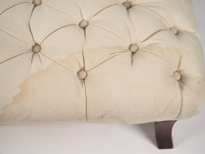 Grand pouf XXème en bois et velours capitonné de couleur crème. Dim. 4