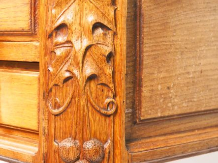 Cabinet de travail Art Nouveau en chêne sculpté à décor de houx, très 