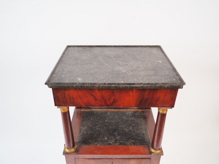 Barbière Empire en acajou et placage d'acajou, deux plateaux marbre. D