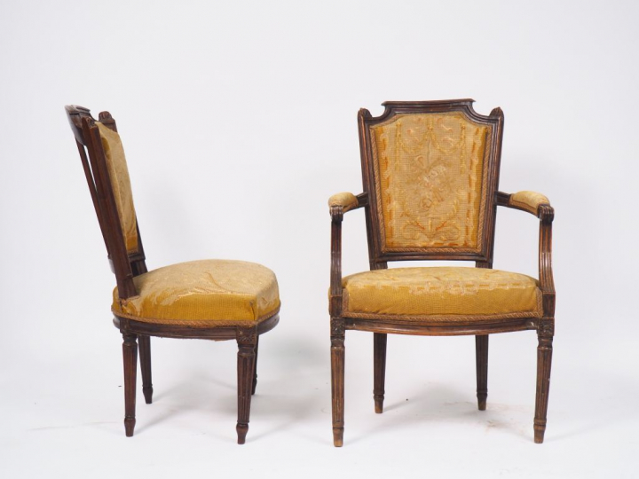 Suite de six fauteuils cabriolet Louis XVI en noyer mouluré et sculpté