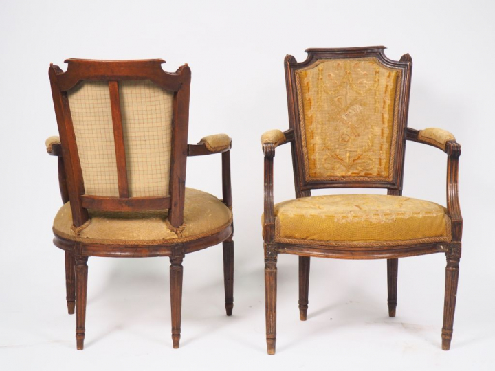 Suite de six fauteuils cabriolet Louis XVI en noyer mouluré et sculpté