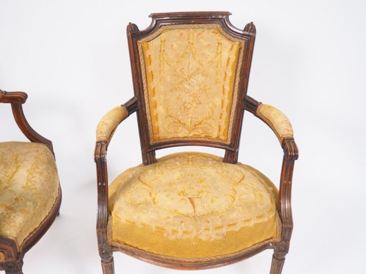 Suite de six fauteuils cabriolet Louis XVI en noyer mouluré et sculpté