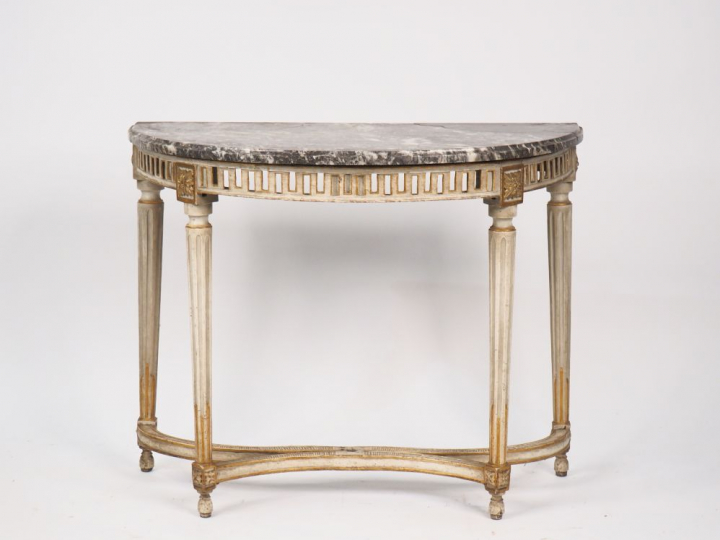 Console demi-lune  de style Louis XVI, ceinture ajourée à décor de can