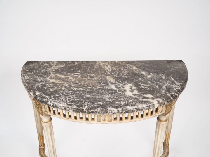 Console demi-lune  de style Louis XVI, ceinture ajourée à décor de can