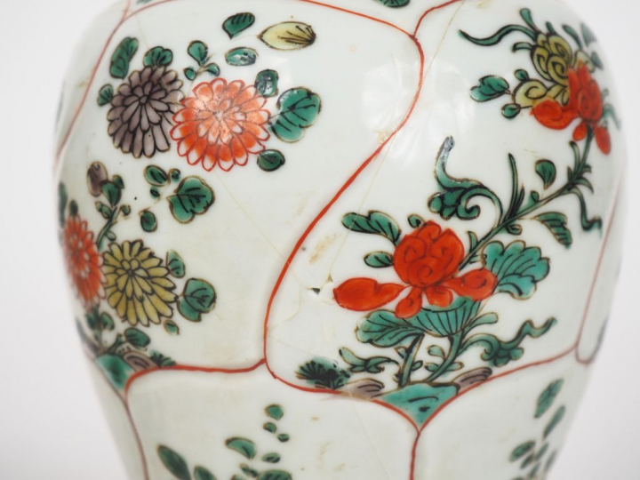 Chine période kangxi. XVIIIème siècle Paire de vases en porclaine émau