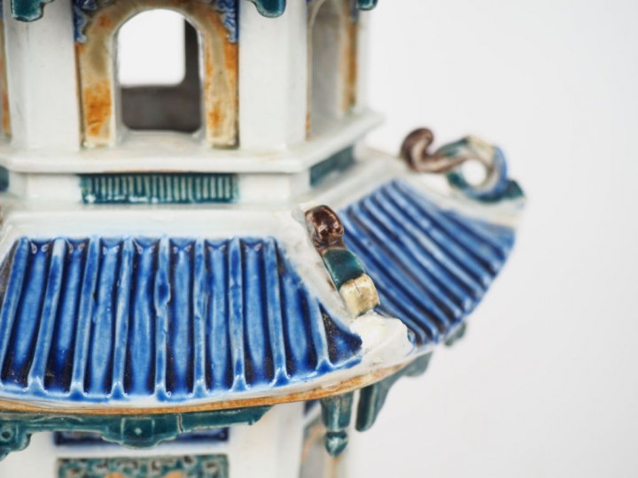 Chine XIXème siècle,  Pagode à cinq étages en biscuit émaillé, céladon