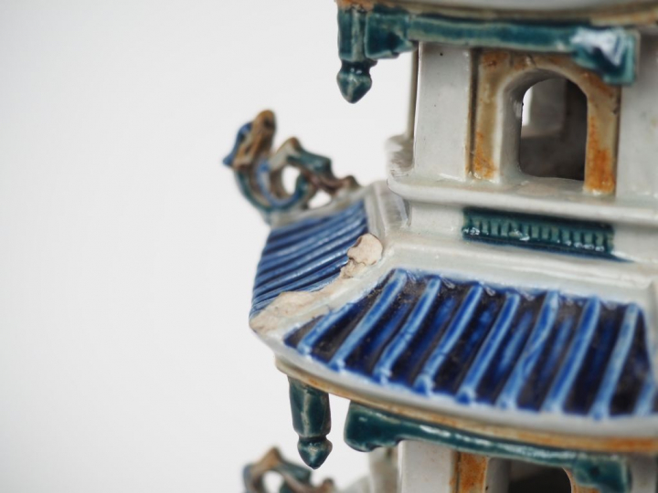 Chine XIXème siècle,  Pagode à cinq étages en biscuit émaillé, céladon