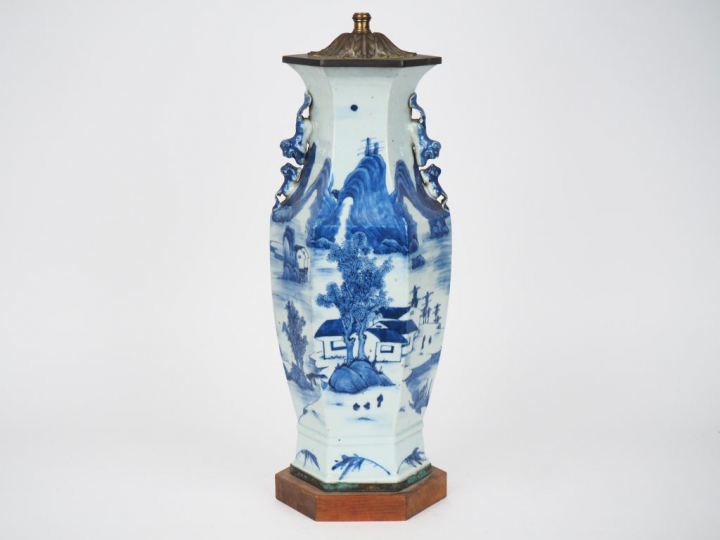 Chine vers 1880.  Vase de forme hexogonale en porcelaine blanche à déc