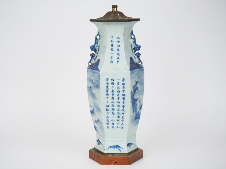 Chine vers 1880.  Vase de forme hexogonale en porcelaine blanche à déc