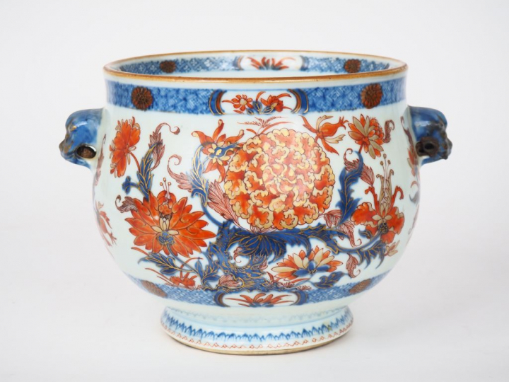 Chine XVIIIème siècle. Petite vasque en porcelaine à décor "imari chin