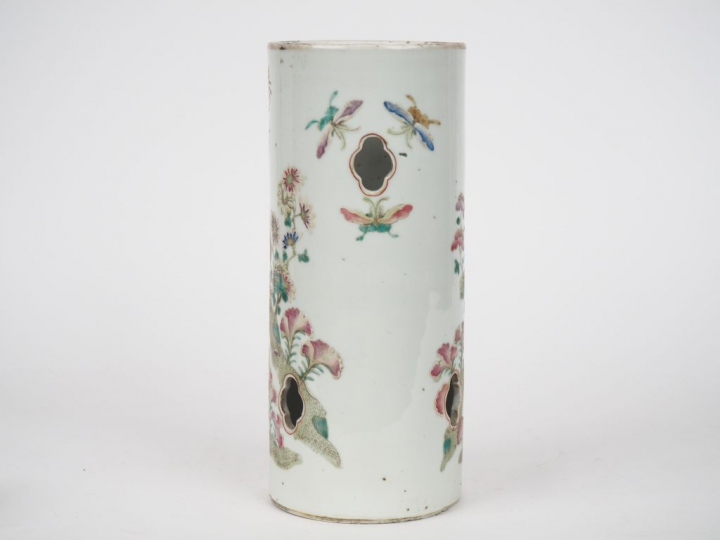 Chine, vers 1900.  Porte perruques en porcelaine de la famille rose à 