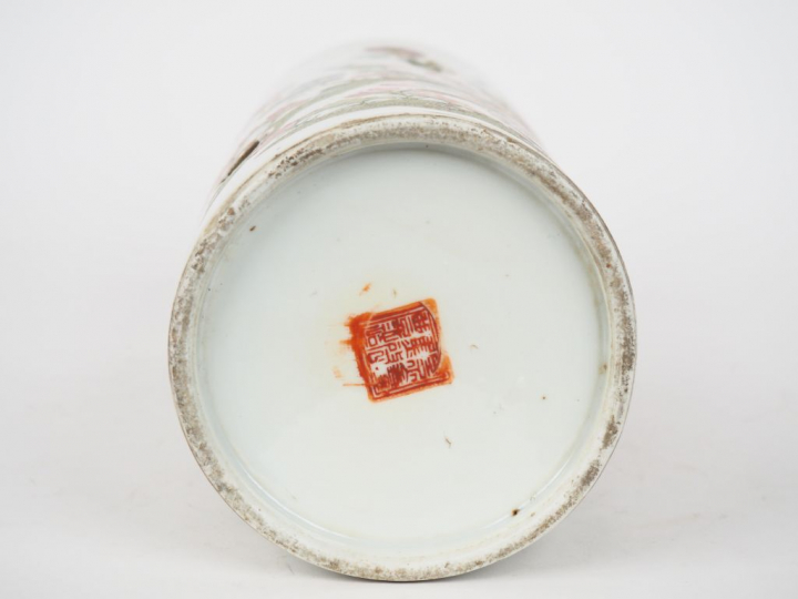 Chine, vers 1900.  Porte perruques en porcelaine de la famille rose à 