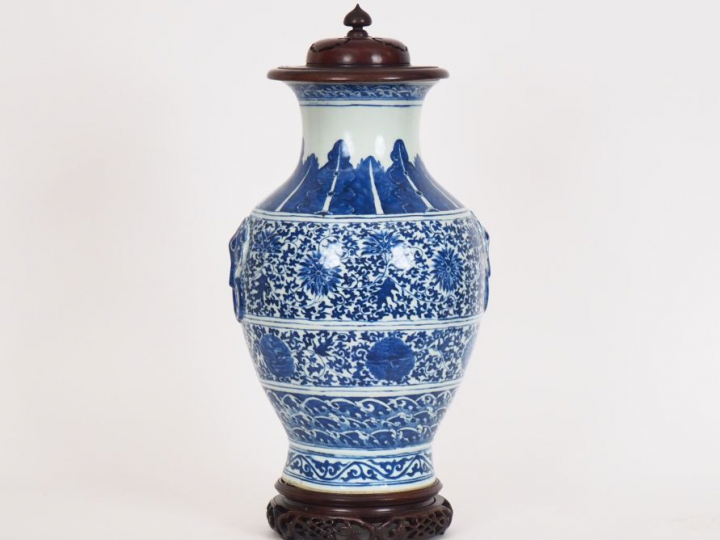 Chine, fin XIXème siècle. Vase balustre en porcelaine blanche à décor 