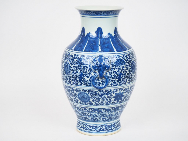 Chine, fin XIXème siècle. Vase balustre en porcelaine blanche à décor 