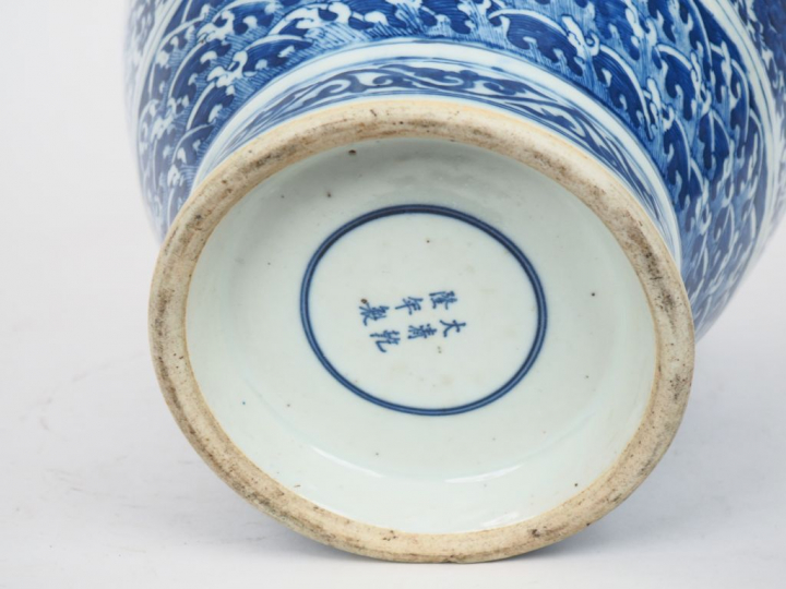 Chine, fin XIXème siècle. Vase balustre en porcelaine blanche à décor 