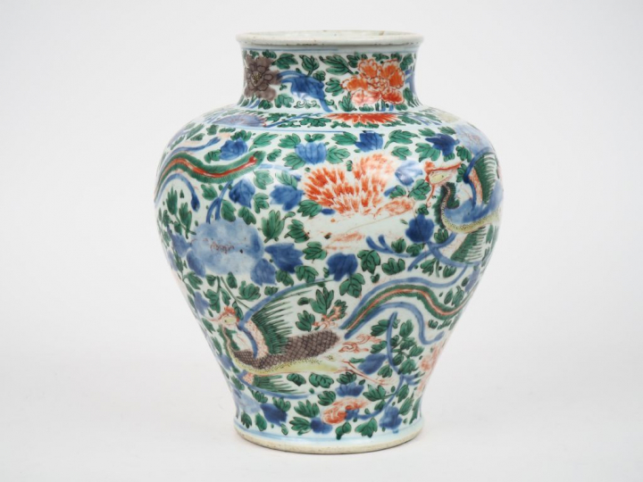 Chine, époque Kangxi Vase balustre en porcelaine et émaux de la famill