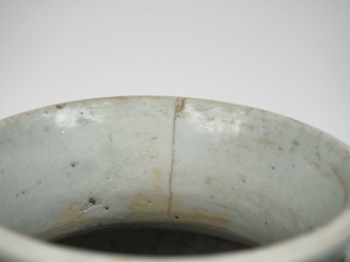 Chine, époque Kangxi Vase balustre en porcelaine et émaux de la famill