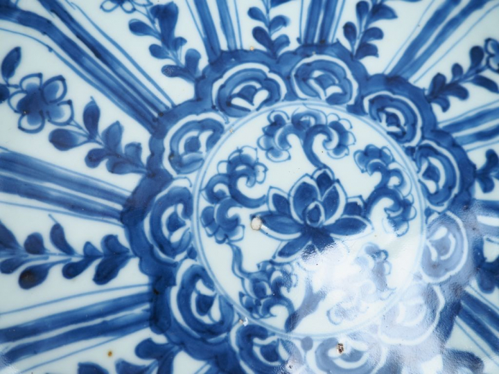 Chine, époque Kangxi (1661-1722) Plat en porcelaine blanche à décor fl