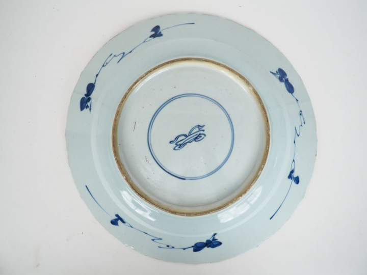 Chine, époque Kangxi (1661-1722) Plat en porcelaine blanche à décor fl