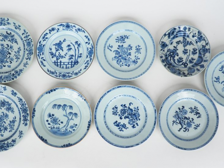 Chine XVIIIème siècle. Ensemble de porcelaines (7 assiettes et 2 plats