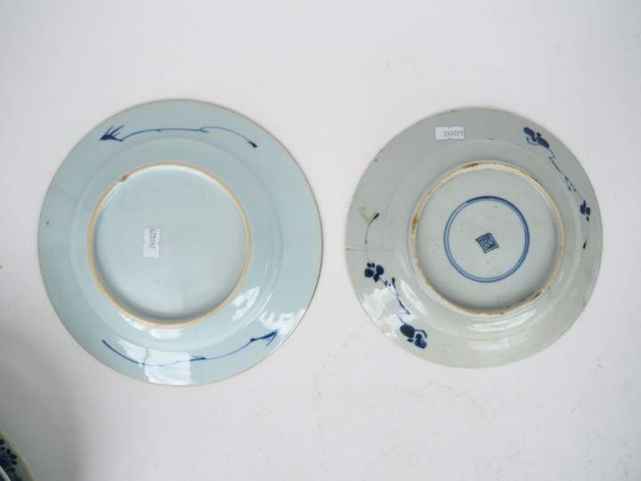 Chine XVIIIème siècle. Ensemble de porcelaines (7 assiettes et 2 plats