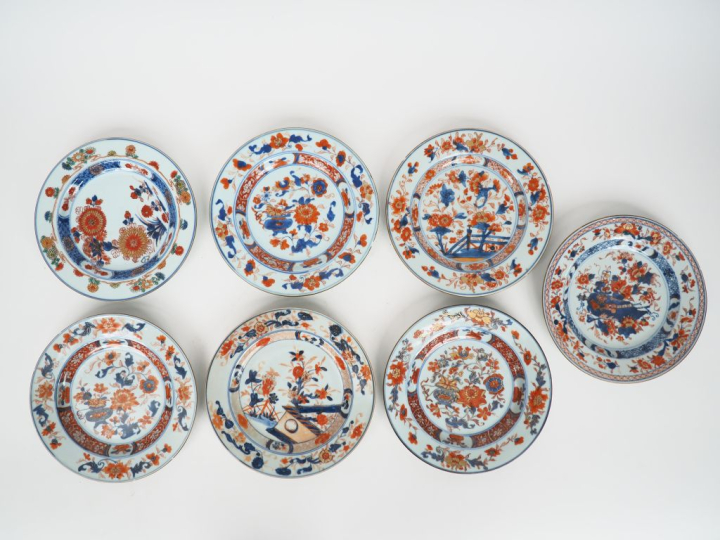 Bel ensemble de 7 assiettes de la Compagnie des Indes à décor "Imari c