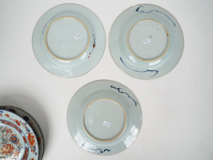 Bel ensemble de 7 assiettes de la Compagnie des Indes à décor "Imari c