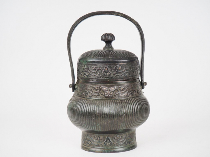 Chine, époque Ming  Vase Hu couvert en bronze de patine brune soutenu 