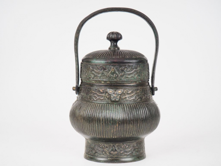 Chine, époque Ming  Vase Hu couvert en bronze de patine brune soutenu 